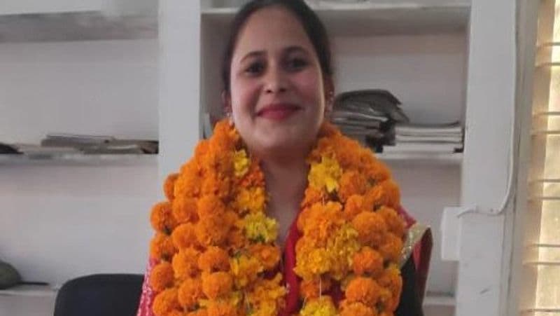 सोनल बताती हैं कि जब वे चौथी क्लास में थीं, तब से पापा डेयरी चला रहे हैं। चूंकि बाकी भाई-बहन उदयपुर में नहीं रहते, इसलिए डेयरी सोनल और उसके पिता ही संभालते हैं।