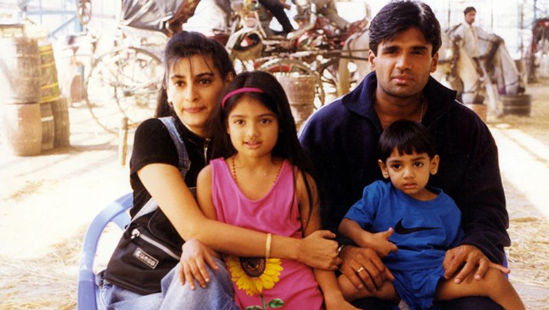 माना एस-2 नाम के रियल एस्टेट प्रोजेक्ट की डायरेक्टर हैं, जो लग्जरी विला बनाने का काम करती है। साथ ही उनका एक क्लोथिंग ब्रांड भी है, जिसका नाम माना एंड इशा है।
