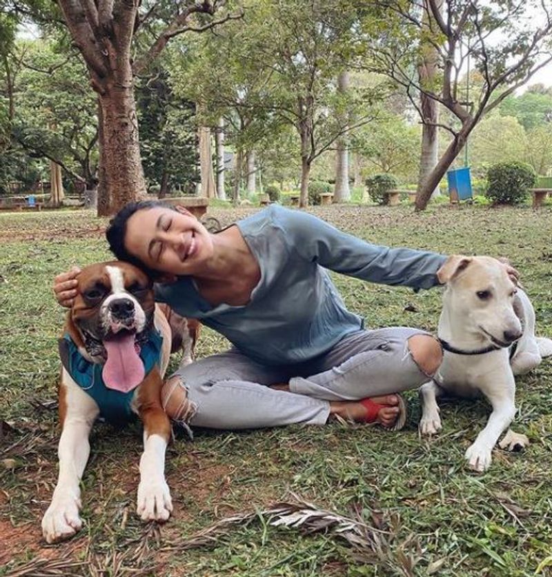 aindrita ray and diganth manchale Christmas photoshoot with pet vcs