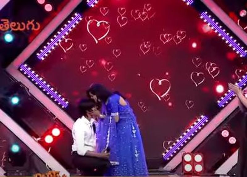 yasaswi surprise visit his lover jhansi on stage arj