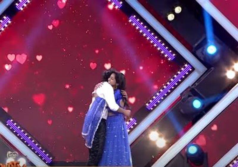 yasaswi surprise visit his lover jhansi on stage  arj