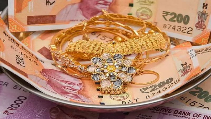 गोल्डहब (Gold Hub) की वेबसाइट पर दिए गए आंकड़ों के मुताबिक, इस साल दुनिया भर में 572 टन गोल्ड जूलरी के रूप में खरीदा गया। वहीं, निवेशकों ने 1130 टन गोल्ड (ईटीएफ, बार, क्वाइन) में निवेश किया। केंद्रीय बैंकों ने 233 टन गोल्ड और इंडस्ट्रीज ने 139 टन गोल्ड की खरीददारी की। (फाइल फोटो)