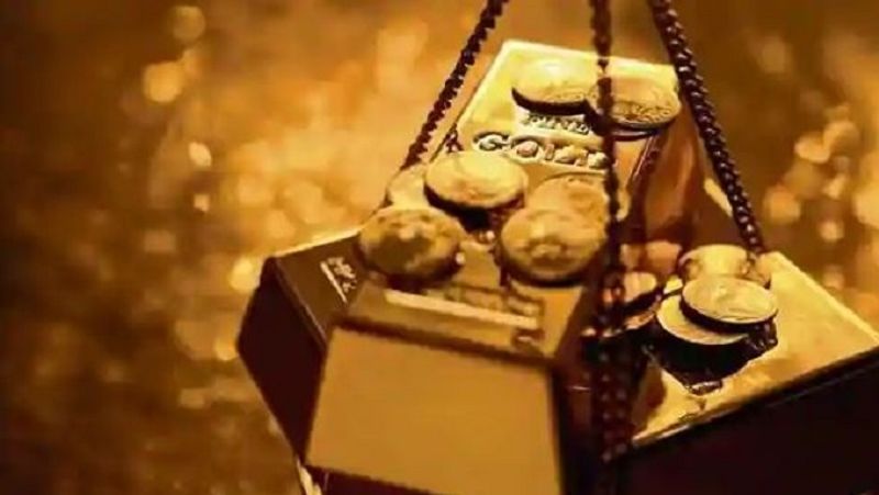 इस साल केंद्रीय बैंकों ने गोल्ड में खरीददारी कम की है। गोल्डहब के मुताबिक, इस साल दुनिया भर के केंद्रीय बैंकों ने महज 233 टन गोल्ड खरीदे, जबकि पिछले साल 385 टन गोल्ड की खरीददारी हुई थी। रिजर्व बैंक ऑफ इंडिया (RBI) ने पिछले कुछ समय से गोल्ड में खरीददारी बढ़ाई है। (फाइल फोटो)