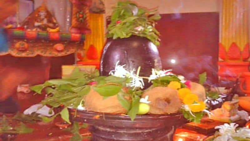 <p>নর্মদেশ্বর মহাদেব মন্দির উত্তর প্রদেশ- নর্মদেশ্বর মহাদেবের এই মন্দির উত্তর প্রদেশের লক্ষ্মীপুরে, খেরি জেলায় অবস্থিত। বিশ্বাস করা হয় যে এই মন্দিরের শিবলিঙ্গও এর রঙ পরিবর্তন করে। এই মন্দিরের একটি দুর্দান্ত বৈশিষ্ট্য হল এই মন্দিরটি ভারতের একমাত্র মন্দির যেখানে ব্যাঙের উপাসনা করা হয়। এই মন্দিরে ভগবান শিব একটি ব্যাঙের পিঠে বিরাজমান।</p>
