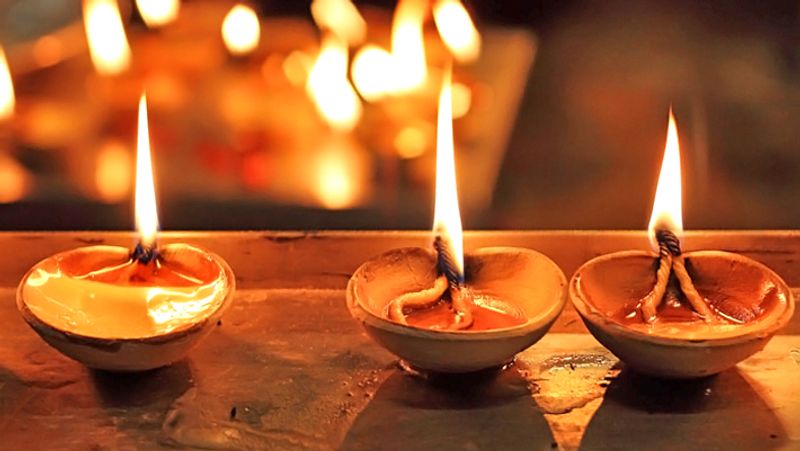 <p> সনাতন ধর্ম মতে, যে কোনও মূর্তি বাড়িতে কোনও অবস্থাতেই কী পূজ্য? সনাতন ধর্ম ও ভারতীয় পরম্পরা মূর্তি পুজোর বিষয়ে কিছু সাবধানতা অবলম্বনের নির্দেশ দেয়। </p>