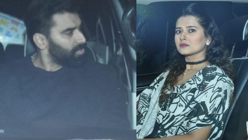 एक्टर निकितन धीर पत्नी कृतिका सेंगर के साथ देर रात सलमान के फॉर्महाउस पहुंचे। निकितन जहां फिल्मों में एक्टिव है वहीं उनकी पत्नी टीवी शोज कर रही है।