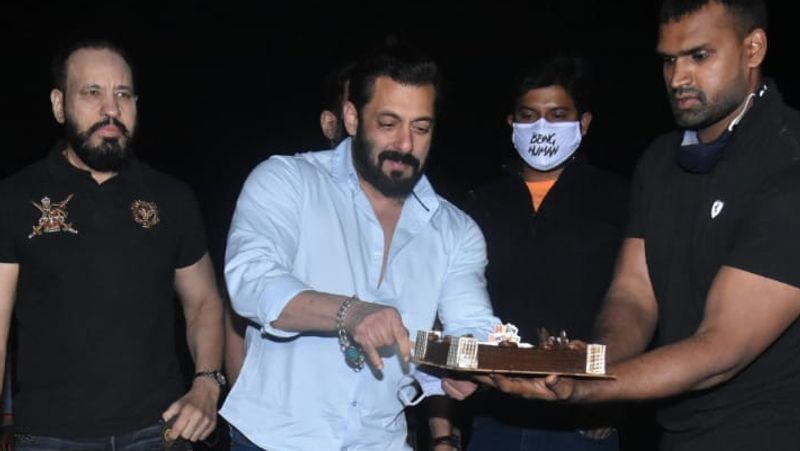 मीडिया फोटोग्राफर्स के सामने सलमान ने केक काटा। इस मौके पर उन्होंने मीडियावालों से बकायदा बात भी की। 