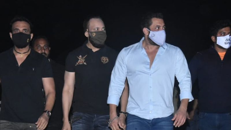 पहले मास्क लगाकर बाहर आए सलमान खान। उनके साथ उनका बॉडीगॉर्ड शेरा भी था।