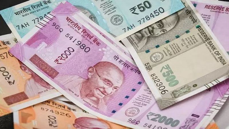 कर्मचारी भविष्य निधि संगठन (EPFO) अपने मेंबर इम्प्लॉइज को पीएफ (PF) का पैसा ऑनलाइन ट्रांसफर करने की सुविधा देता है। इस सुविधा के तहत इम्प्लॉई घर बैठे अपना पैसा एक पीएफ अकाउंट से दूसरे में ट्रांसफर कर सकते हैं। (फाइल फोटो)
