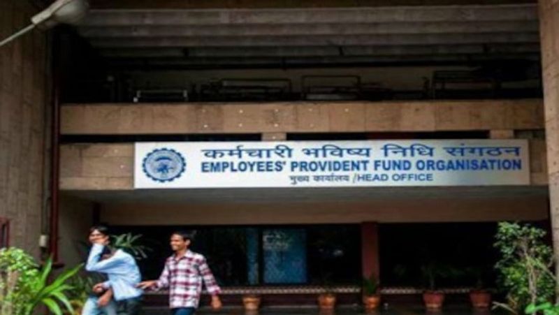 ऑनलाइन पीएफ ट्रांसफर प्रॉसेस के दौरान एक ट्रैकिंग आईडी भी जनरेट होती है। इसका इस्तेमाल एप्लिकेशन को ट्रैक करने के लिए किया जा सकता है। इसके अलावा कर्मचारी को ट्रांसफर क्लेम फॉर्म (फॉर्म 13) डाउनलोड करना होगा। कुछ मामलों में कर्मचारी को ईपीएफ (EPF) ट्रांसफर की प्रॉसेस को पूरा करने के लिए कंपनी में यह फॉर्म जमा करना होता है। (फाइल फोटो)