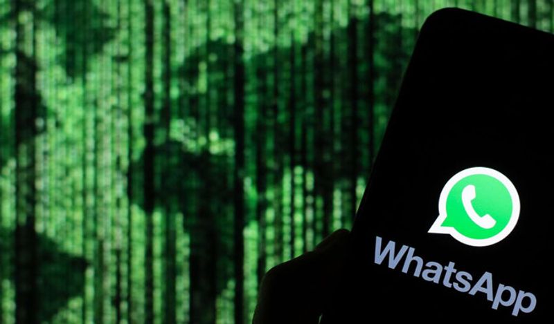 WhatsApp ने अपने यूजर्स के लिए कई सेफ्टी और प्राइवेसी ऑप्शन दे रखे हैं। ऐसे में इसे हैक करना थोड़ा मुश्किल है। हालांकि, कई बार लोगों की लापरवाही की वजह से आपका WhatsApp हैक हो जाता है। इसके बाद आपकी चैट का गलत इस्तेमाल किया जा सकता है। (तस्वीरें- गूगल से)
