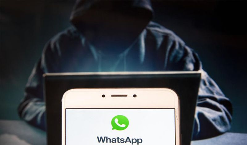 ऐसे में आप अपने WhatsApp को सिक्योर करने के लिए सबसे पहले चेक करें कि कहीं आपका WhatsApp कोई और तो नहीं पढ़ रहा है। इसके लिए आपको किसी थर्ड पार्टी ऐप की जरुरत नहीं है। सिर्फ अपने फोन की WhatsApp सेटिंग में ही आप इसे चेक कर सकते हैं। (तस्वीरें- गूगल से) 