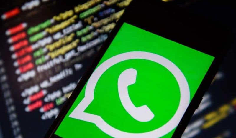 वॉट्सऐप का फेक न्यूज फीचर
वर्तमान समय में Whatsapp के माध्यम से सबसे ज्यादा झूठी खबरें फैलाई जाती हैं। यह फेक न्यूज़ फैलाने वालों का पसंदीदा प्लेटफार्म है। पर व्हाट्सऐप पर आप फेक न्यूज और रियल न्यूज की पहचान कर सकते हैं। आप ना सिर्फ किसी न्यूज वेबसाइट की लिंक बल्कि फोटो, टेक्स्ट और वीडियो का भी वेरिफिकेशन कर सकते हैं।