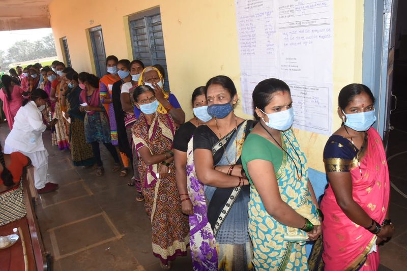 People Cast Thier Vote in Grama Panchayat Election in Karnataka grg