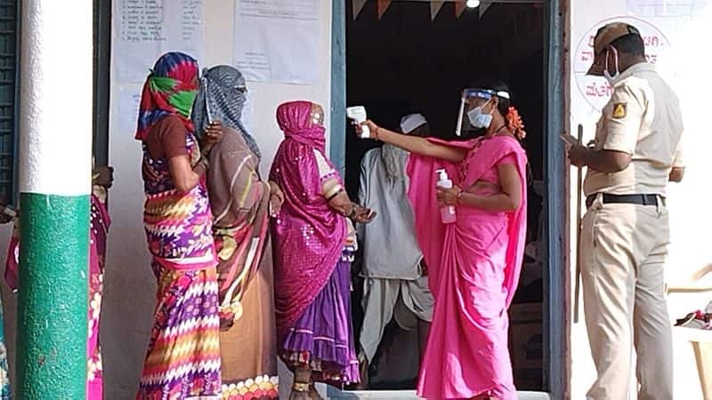 People Cast Thier Vote in Grama Panchayat Election in Karnataka grg