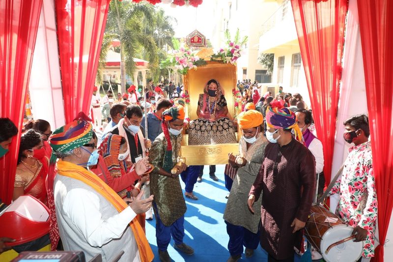 कमलेश का कहना है कि तीन साल की उम्र में पोलियो से ग्रसित हो गए। इसके बाद उन्हें बेहद चुनौतीपूर्ण जीवन गुजारना पड़ा। नारायण सेवा संस्थान में उनकी सर्जरी की गई और आज बैशाखी की मदद से चल-फिर सकते हैं। कई बाधाओं के बाद, उन्होंने पंचायत सहायक के रूप में नौकरी भी हासिल की।

