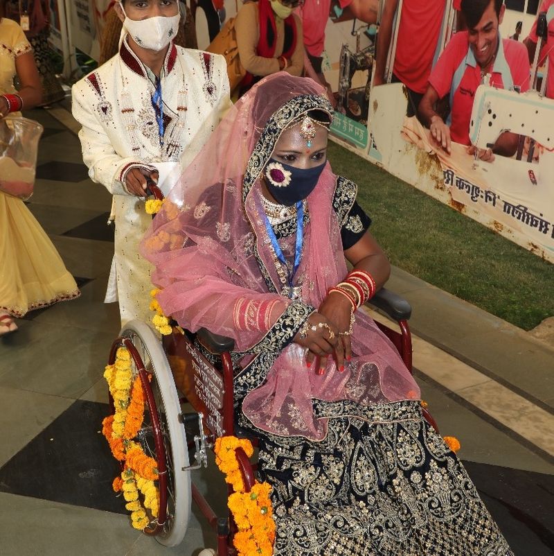 दुल्हन बनी पूजा ने कहा कि मैंने एक दुर्घटना में अपना पैर खो दिया था। फिर, मैं नारायण सेवा संस्थान में संपर्क किया। यहां एक सर्जरी के माध्यम से मेरा निःशुल्क इलाज किया गया। यह ऐसी सर्जरी थी, जिसके लिए मुझे और मेरे परिवार को काफी खर्च करना पड़ता। मुझे खुशी है कि मैं अब इस सर्जरी के कारण एक अच्छी जिंदगी जी सकती हूं। मैं अपने जीवन साथी कमलेश जी से मिलकर बहुत खुश हूं।