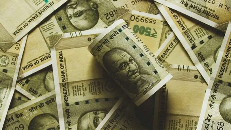 किसान विकास पत्र (KVP) की मेच्योरिटी पीरियड 124 महीने यानी 10 साल 4 महीने है। इस अवधि में जमा की गई रकम दोगुनी हो जाती है। इतने कम समय में किसी और योजना में जमा की गई राशि दोगुनी नहीं होती। सबसे खास बात है कि एक बार किसान विकास पत्र खरीद लेने पर इसे देश के किसी भी पोस्ट ऑफिस में भुनाया जा सकता है। (फाइल फोटो)