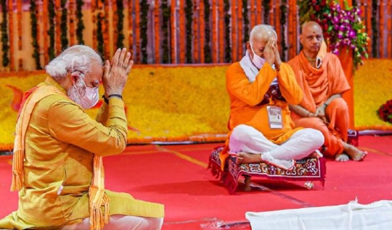अयोध्या में राम मंदिर
अयोध्या में राम मंदिर का शिलान्यास यूं तो 2020 में हुआ था, लेकिन मंदिर बनाए जाने का कार्यक्रम अगले साल यानी 2021 में किया जाएगा। अभी इसकी यहीं पर मिट्टी की जांच चल रही है और कहा जा रहा है कि मंदिर के निर्माण में किसी भी तरह के लोहे या सरिया और जोड़ का इस्तेमाल नहीं किया जाएगा। काम की शुरुआत 1200 पिलर गाड़ने से होनी थी, लेकिन जमीन की जांच के लिए गाड़े गए पिलर धंसने के बाद काम को रोक दिया गया था। अब आईआईटी मुंबई, आईआईटी दिल्ली, आईआईटी गुवाहाटी, आईआईटी चेन्नई, सेंट्रल बिल्डिंग रिसर्च इंस्टीट्यूट रुड़की के वर्तमान और रिटायर्ड वैज्ञानिक और प्रोफेसर, टाटा और लार्सन एंड टूब्रो के सबसे तेज-तर्रार लोगों की टीम नई तकनीक पर काम कर रही है। जनवरी 2021 में मंदिर की नींव खोदी जानी है।