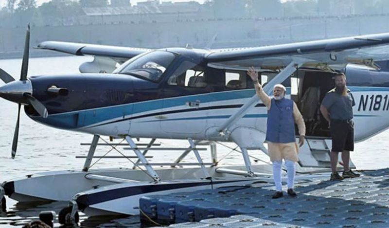10 वाटर एयरपोरट्स को हरी झंडी
भारत में 10 वाटर एयरपोर्ट्स को हरी झंडी मिल गई है। अक्टूबर 2020 से भारत में सी-प्लेन सेवा शुरू हो गई है। इसके पहले यात्री कोई और नहीं बल्कि पीएम मोदी बने हैं। वो गुजरात के अहमदाबाद से केवड़िया स्थित स्टैच्यू ऑफ यूनिटी गए। 200 किलोमीटर की ये यात्रा स-प्लेन से 45 मिनट में पूरी हो गई। अगर इस यात्रा की रोड से बात की जाए तो इस सफर को करने में 4-5 घंटे का वक्त लगेगा। पहली सफल सी-प्लेन सेवा के बाद अब भारत में वाटर एयरपोर्ट्स के प्रोजेक्ट में तेजी आ गई है।
भारत में कुल 10 वाटर एयरपोर्ट्स बनाने के प्रोजेक्ट्स पर काम चल रहा है। सरदार सरोवर डैम, साबरमती रिवर फ्रंट, ओड़िशा के चिल्का लेक, अंडमान निकोबार के लॉन्ग आइलैंड, स्वराज आइलैंड, शहीद आइलैंड और अंडमान निकोबार के तीन वाटर एयरपोर्ट्स बनाने की तैयारी है। सरदार सरोवर डैम और साबरमती रिवर फ्रंट वाटर एयरपोर्ट का काम पूरा हो चुका है। इन 10 एयरपोर्ट्स की कुल लागत 50 करोड़ है। इनका निर्माण एयरपोर्ट अथॉरिटी ऑफ इंडिया कर रही है। 