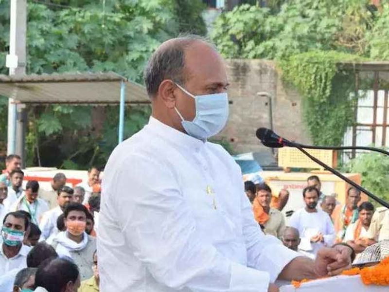 साल 2010 में आरसीपी सिंह ने वीआरएस लिया, फिर जेडीयू ने उन्हें राज्यसभा के नामित किया। 2016 में पार्टी ने उन्हें फिर से राज्यसभा भेजा। बताते हैं कि नीतीश कुमार 2022 तक राष्ट्रीय अध्यक्ष बने रह सकते थे।