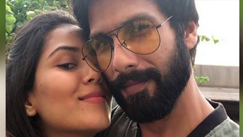 বরাবরই নিজের ব্যক্তিগত জীবনের ছবি সোশ্যাল মিডিয়ায় ভক্তদের সঙ্গ শেয়ার করে লাইমলাইটে থাকেন বলিপাড়ার এই হট দম্পতি।