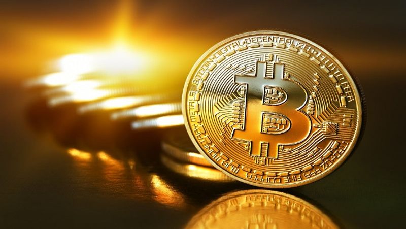 इस समय दुनियाभर में क्रिप्टोकरंसी (CryptoCurrency) बिटकॉइन (Bitcoin) का क्रेज तेजी से बढ़ रहा है। इसमें बड़े पैमाने पर निवेश हो रहा है। इस वजह से इसकी कीमत में तेजी से उछाल आ रहा है। बता दें कि नवंबर महीने में बिटकॉइन का भाव 18 हजार डॉलर के स्तर को पार चुका था। (फाइल फोटो)