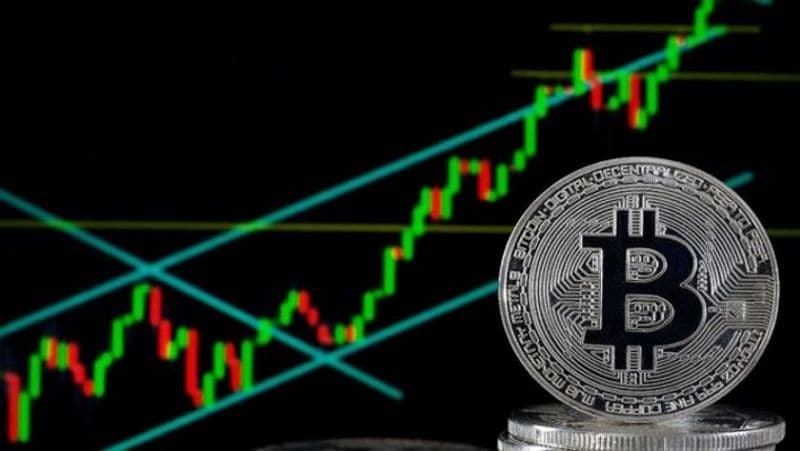 दुनिया के सबसे बड़े क्रिप्टोकरंसी (CryptoCurrency) एक्सचेंज Binance पर बिटकॉइन 26,9000 डॉलर के हाई पर पहुंच गया है। पिछले 24 घंटे में इसमें करीब 8 फीसदी से ज्यादा की बढ़त देखने को मिली है। सिर्फ 1 साल यानी 2020 में इस क्रिप्टोकरंसी में 271 फीसदी का उछाल आया है। (फाइल फोटो)