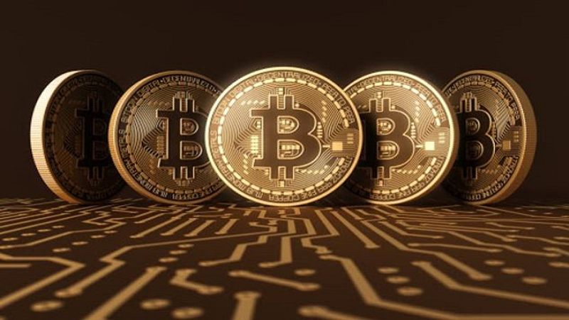 मार्केट एक्सपर्ट्स का मानना है कि साल 2030 तक बिटकॉइन (Bitcoin) की कीमत 1 करोड़ रुपए तक पहुंच सकती है। CoinDCX के मुताबिक, मांग में तेजी की वजह से 2021 में बिटकॉइन की कीमतों में और भी इजाफा हो सकता है। (फाइल फोटो)