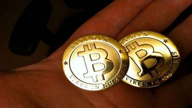 बिटकॉइन में ट्रेडिंग डिजिटल वॉलेट (Digital wallet) के जरिए होती है। बिटकॉइन की कीमत दुनियाभर में एक समय पर एक जैसी रहती है। दुनियाभर की मार्केट गतिविधियों के हिसाब से बिटकॉइन की कीमत घटती-बढ़ती रहती है। यह डिजिटल नियंत्रण (Digitally controlled currency) वाली करंसी है। बिटकॉइन ट्रेडिंग का कोई तय समय नहीं होता है। इसकी कीमतों में उतार-चढ़ाव भी बहुत तेजी से होता है। (फाइल फोटो)