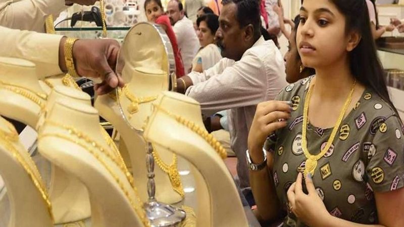 रिजर्व बैंक ऑफ इंडिया (RBI) की इस स्कीम के तहत एक वित्त वर्ष में कोई भी अधिकतम 4 किलो तक गोल्ड बॉन्ड खरीद सकता है। अगर कोई सॉवरेज गोल्ड बॉन्ड में निवेश करना चाहता है, तो उसके पास पैन कार्ड (PAN Card) का होना जरूरी है। (फाइल फोटो)