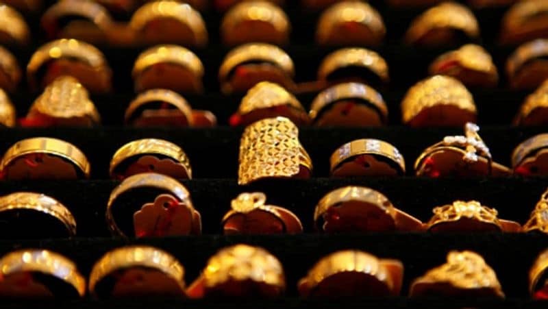 सॉवरेन गोल्ड बॉन्ड (Sovereign Gold Bond) में इश्यू प्राइस पर हर साल 2.50 फीसदी का ब्याज मिलता है। यह पैसा हर 6 महीने में अपने आप निवेशक के बैंक अकाउंट में ट्रांसफर हो जाता है। फिजिकल गोल्ड और गोल्ड ईटीएफ (Gold ETF) पर इस तरह का फायदा नहीं मिलता है। लोन लेने के लिए भी सॉवरेन गोल्ड बॉन्ड का उपयोग किया जा सकता है। इसके अलावा ये बॉन्ड एनएसई पर भी ट्रेड करते हैं। (फाइल फोटो)