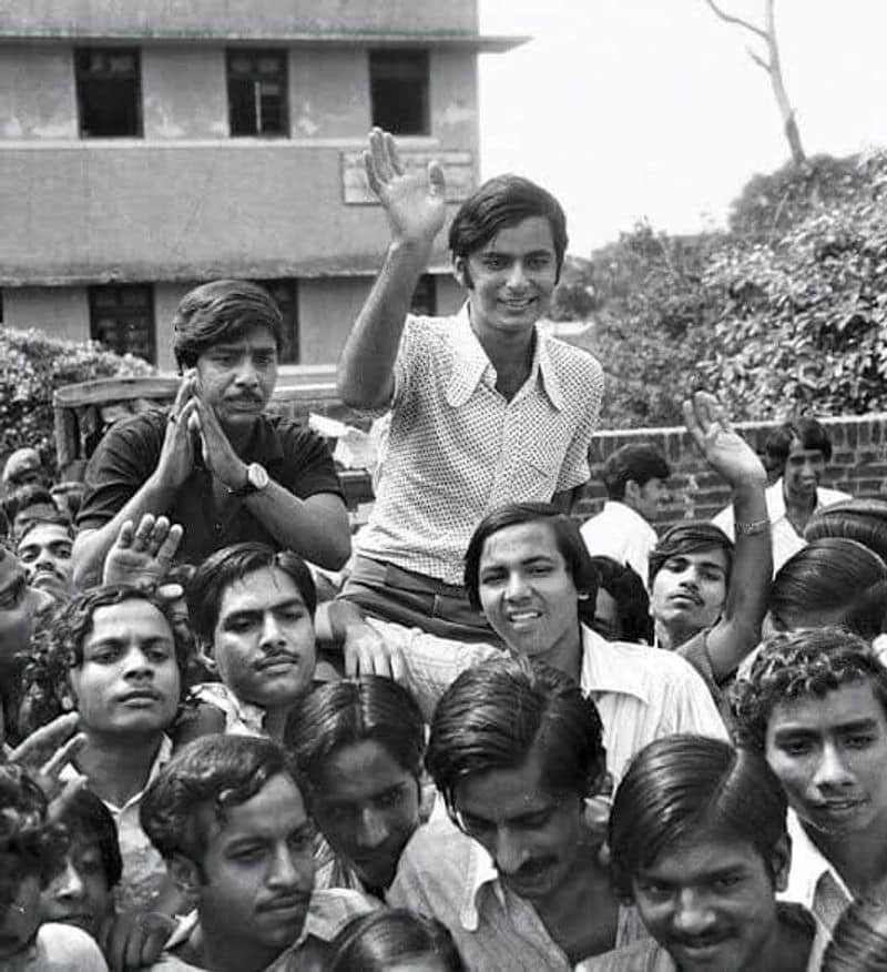 यह तस्वीर छात्र राजनीति के दौरान की है, जब जेटली छात्र संघ के अध्यक्ष बने थे।