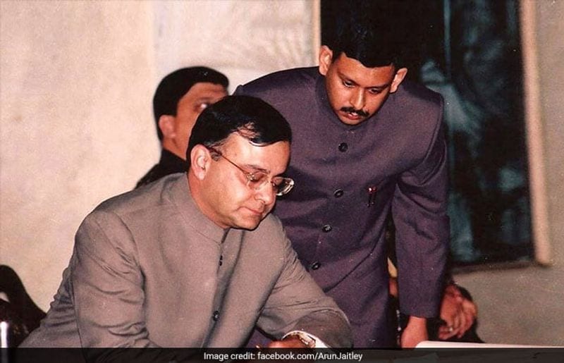 जेटली को वाजपेयी सरकार में 13 अक्टूबर 1999 को सूचना और प्रसारण मंत्री का स्वतंत्र प्रभार मिला था।