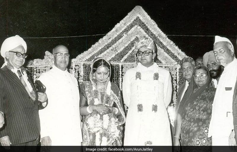 जेटली की शादी 1982 में संगीता डोगरा से हुई थी। संगीता जम्मू-कश्मीर के पूर्व वित्त मंत्री गिरधारी लाल डोगरा की बेटी हैं। इनके एक बेटा रोहन और बेटी सोनाली है। दोनों ही अपने पिता के नक्शेकदम पर चलते हुए वकील बने।