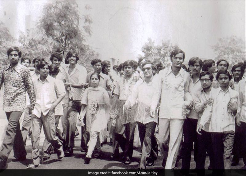 जेटली ने दिल्ली के श्रीराम कॉलेज ऑफ कॉमर्स से कॉमर्स की डिग्री ली थी। जेटली कॉलेज समय से ही राजनीति में सक्रिय थे। वे दिल्ली यूनिवर्सिटी के अध्यक्ष भी रहे। यह और बात रही कि जेटली कभी भी लोकसभा का चुनाव नहीं जीत पाए। वे वर्ष, 2000 में गुजरात से पहली बार राज्यसभा जीतकर आए। जेटली दिल्ली जिला क्रिकेट एसोसिएशन के अध्यक्ष रहे। वे भारतीय क्रिकेट कंट्रोल बोर्ड के उपाध्यक्ष भी रहे।

