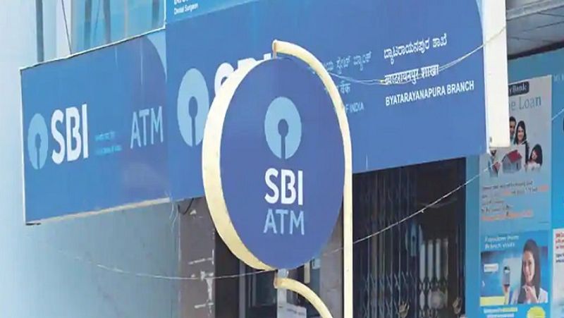 इनकम टैक्स विभाग (Income Tax Department) ने ट्वीट करके बताया है कि रविवार को रात 8 बजे तक 6,90,617 आईटीआर (ITR) फाइल किए जा चुके हैं। इसमें से 60,395 रिटर्न अंतिम 1 घंटे में एसबीआई के योनो ऐप के जरिए फाइल किए गए। असेसमेंट ईयर 2020-21 के लिए 26 दिसंबर तक 4 करोड़ 15 लाख इनकम टैक्स रिटर्न फाइल किए जा चुके थे। (फाइल फोटो)