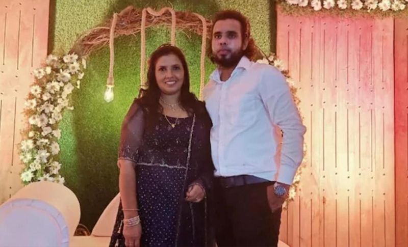 दरअसल, यह घटना तिरुवनंतपुरम के करकोनम इलाके में शनिवार रात को घटी। जहां 51 वर्षीय शाखाकुमारी नए कपड़े पहन सजधज के क्रिसमस पार्टी में पहुंची थी, वह केक काटने ही वाली थी कि चंद सेंकड पहले इलेक्ट्रिक शॉक लगा और वह गिर गई। इसके बाद पति अरुण अपनी पत्नी को एक निजी अस्पताल लेकर गया, लेकिन डॉक्टरों ने उन्हें मृत घोषित कर दिया।