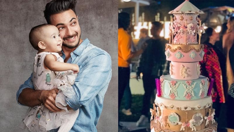पापा आयुष शर्मा ने अपने इंस्टाग्राम पर बेटी आयत को गोद में लिए फोटो शेयर की। उन्होंने अपनी लाडली के लिए लिखा- जन्मदिन मुबारक को आयत... तुमको हमारे जीवन में आए हुए एक साल हो गया है। तुम हमारे जीवन में बहुत सारा प्यार और खुशी लेकर आई हो। 