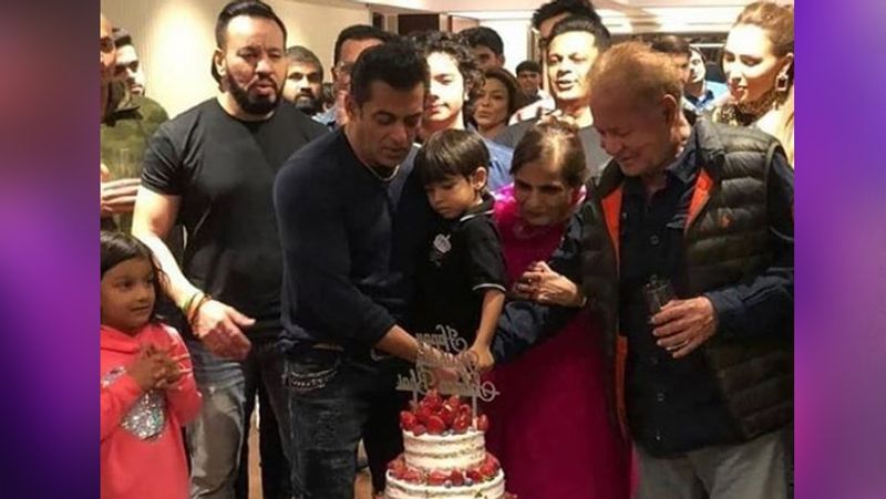 फैमिली और फ्रेंड्स के साथ मिलकर सलमान ने बर्थडे पर केक कट किया। इस मौके पर उन्होंने अपने फैंस को मोस्ट अवेटेड फिल्म राधे: योर मोस्ट वांटेड भाई की रिलीज के बारे में जानकारी दी। 