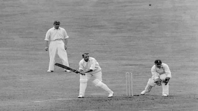1977-78 की बात की जाए, तो जब बिशन सिंह बेदी की कप्तानी में टीम इंडिया ऑस्ट्रेलिया की जमीन पर टेस्ट सीरीज खेलनी उतरी। इस दौरे पर भारत को पांच टेस्ट मैचों की सीरीज खेलनी थी जिसमे से पहले दो टेस्ट भारत बहुत कम मार्जिन से हारा था। तीसरे टेस्ट मैच में भारत ने शानदार प्रदर्शन कर 222 रन के बड़े मार्जिन से ये मैच जीता था। इस ऐतिहासिक जीत के हीरो सुनील गावस्कर और भगवत चंद्रशेखर थे। हालांकि यह सीरीज भारत 3-2 से हार गया था
(फोटो सोर्स- गूगल)