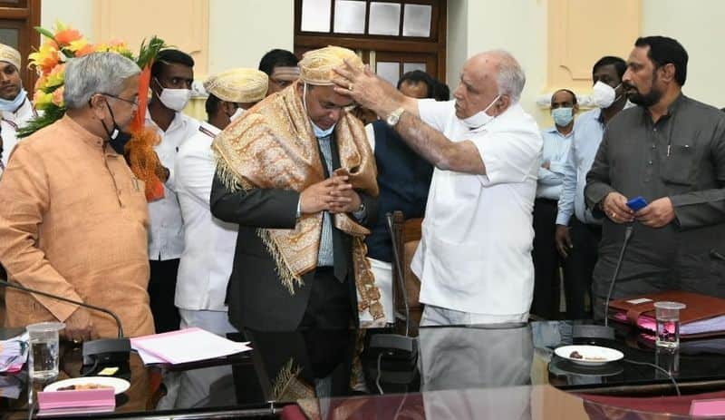 CM BS Yediyurappa felicitated to Chief Secretary Vijaybhaskar grg