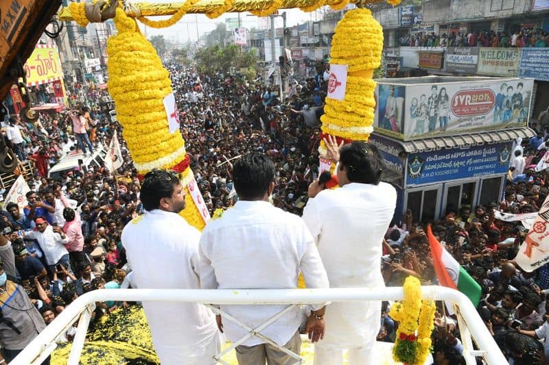 Janasenaparty chief Pawankalyan Road show at Gudivada