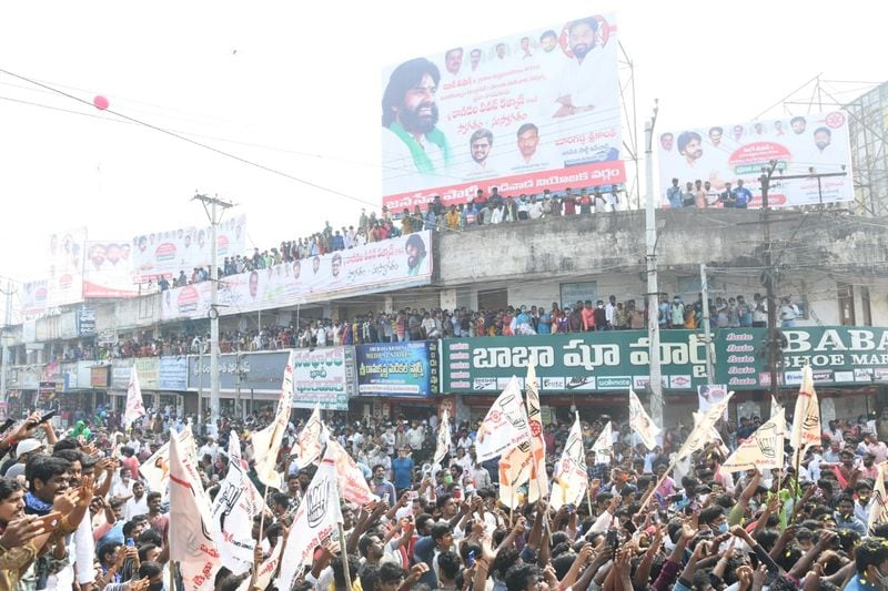 Janasenaparty chief Pawankalyan Road show at Gudivada