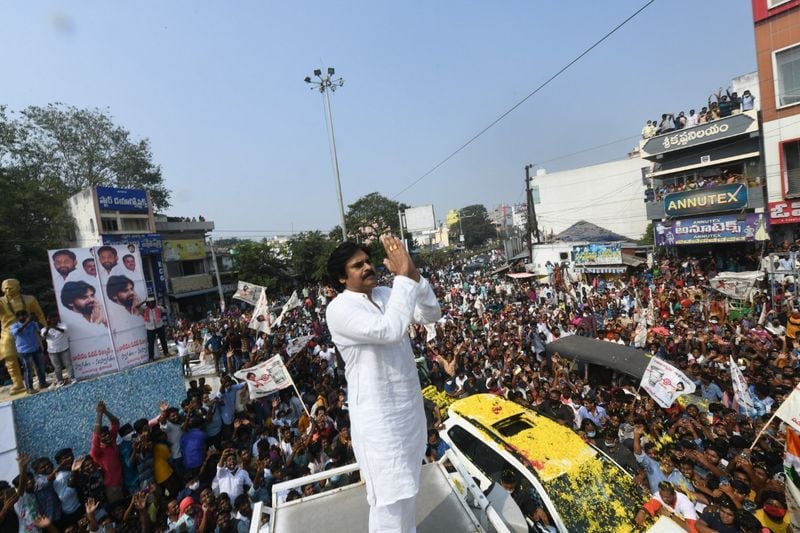 Janasenaparty chief Pawankalyan Road show at Gudivada