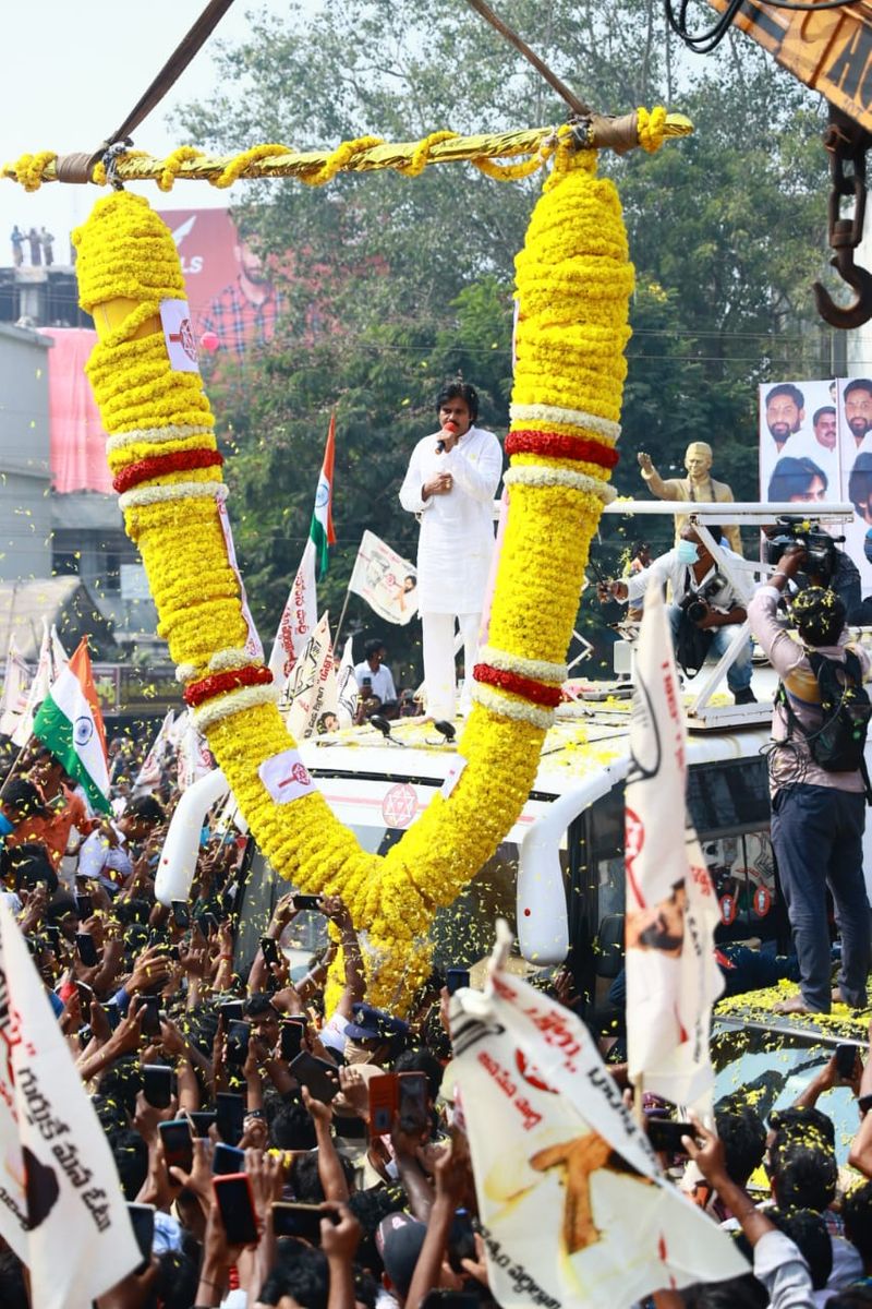 Janasenaparty chief Pawankalyan Road show at Gudivada