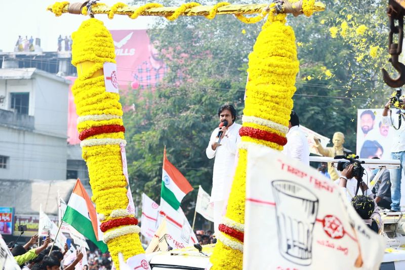 Janasenaparty chief Pawankalyan Road show at Gudivada