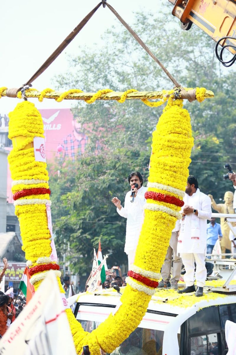 Janasenaparty chief Pawankalyan Road show at Gudivada