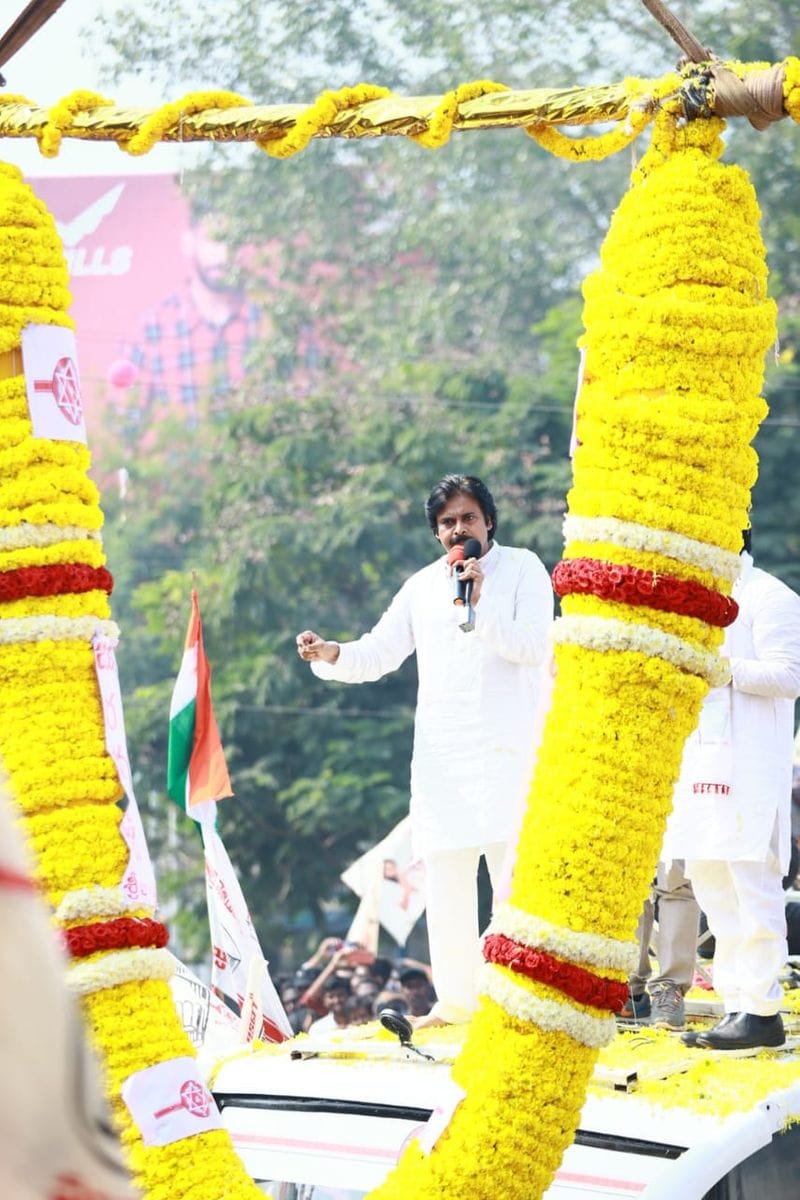Janasenaparty chief Pawankalyan Road show at Gudivada