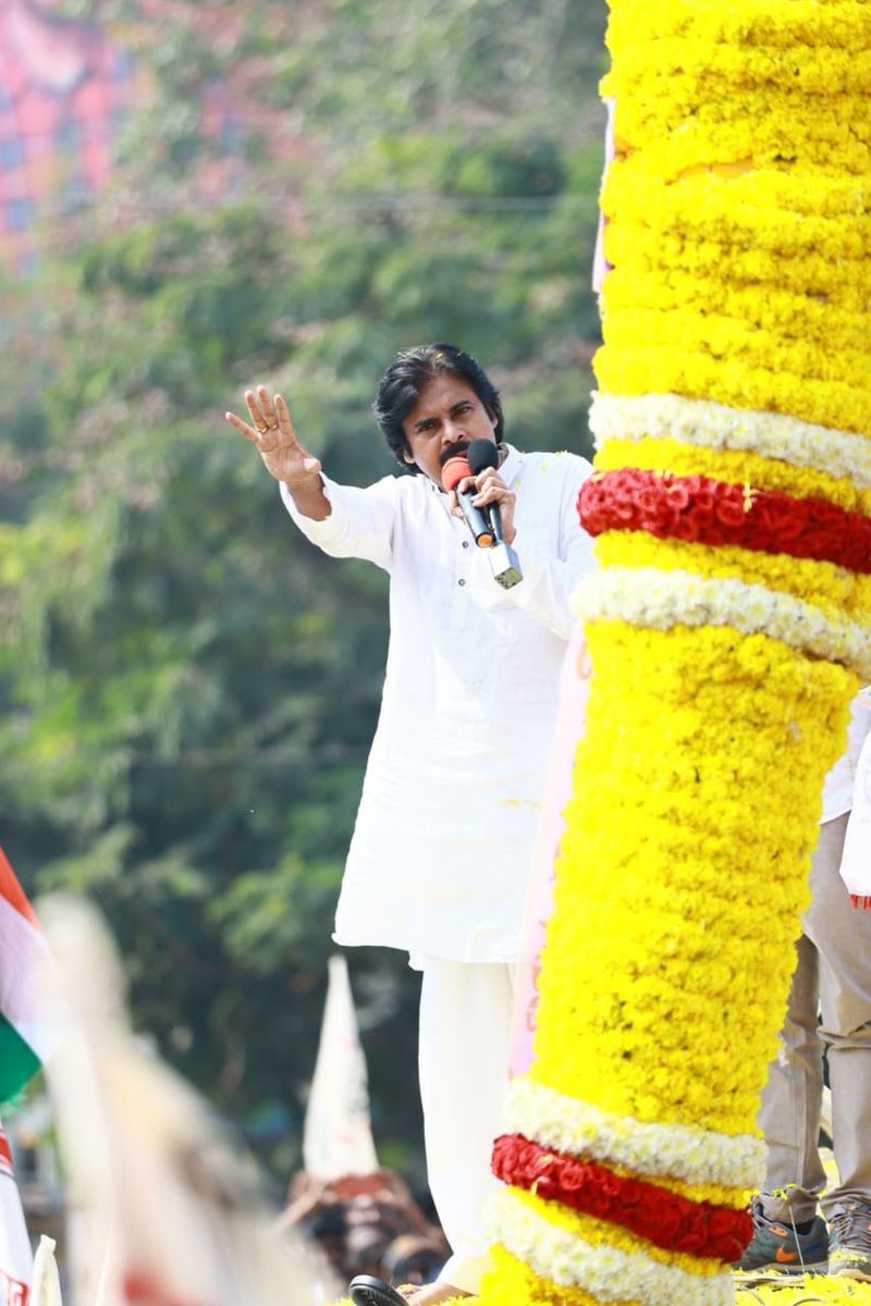 Janasenaparty chief Pawankalyan Road show at Gudivada